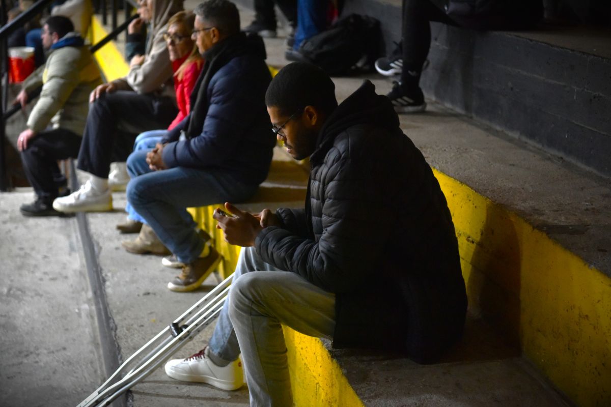 BÚSQUEDA. Minutos antes al inicio del partido, Barreto tuvo problemas para conectarse a la trasmisión.