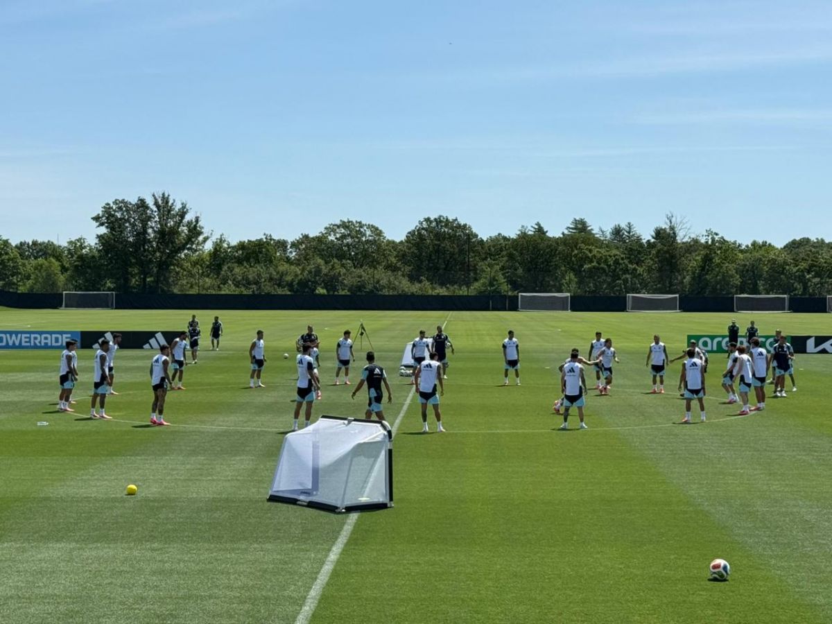 EN ACCIÓN. La selección argentina afronta un nuevo día de entrenamiento en Kansas City.