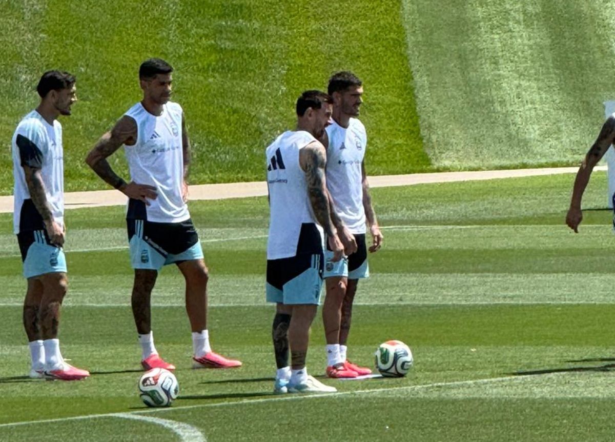 ENFOCADOS. Lionel Messi se muesta en la práctica junto a Rodrigo De Paul, Cristian Romero y Leandro Paredes. 