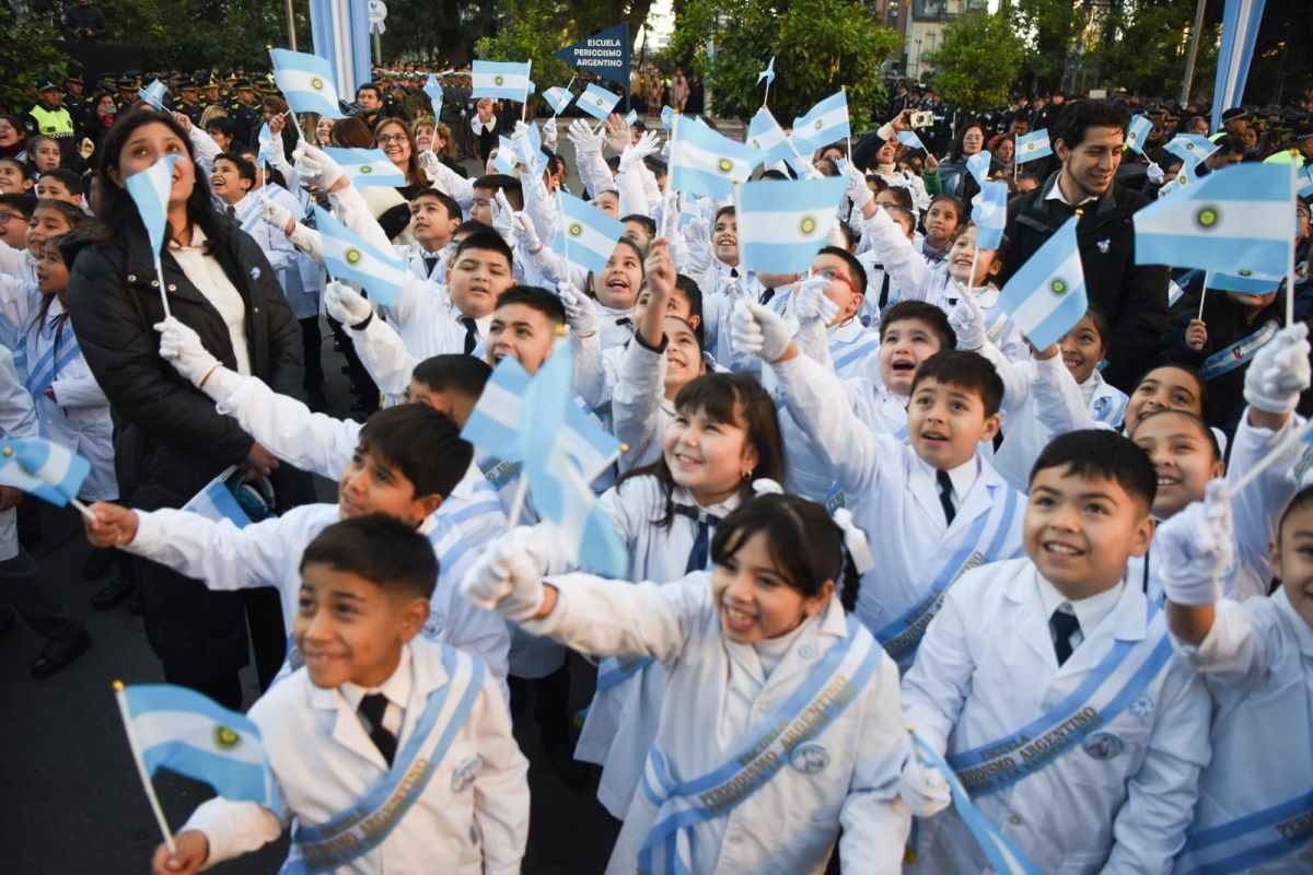  Los alumnos protagonizaron el acto oficial en la plaza Independencia. LA GACETA / ANALÍA JARAMILLO