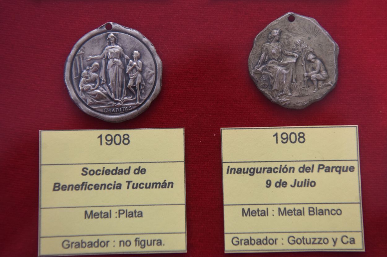 MONEDAS CENTENARIAS. Dos de las piezas que integran la muestra.