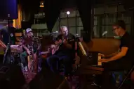 El jujeño Pucho González canta a beneficio del bar Juntarnos