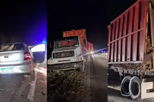 Tragedia en Leales: chocó un auto contra una rastra cañera y murieron cuatro personas