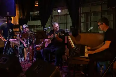 El jujeño Pucho González canta a beneficio del bar Juntarnos