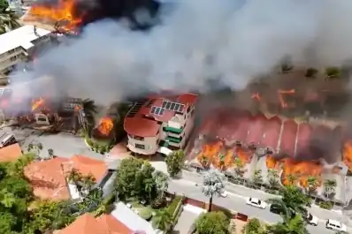 Un muerto y 1770 evacuados: un voraz incendio arrasó con un lujoso hotel de República Dominicana