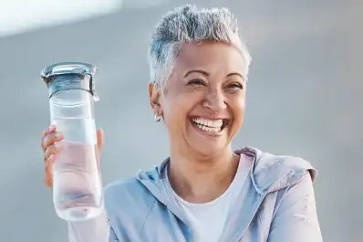 Qué deberías hacer antes de las 9 de la mañana después de los 50 años, según los expertos
