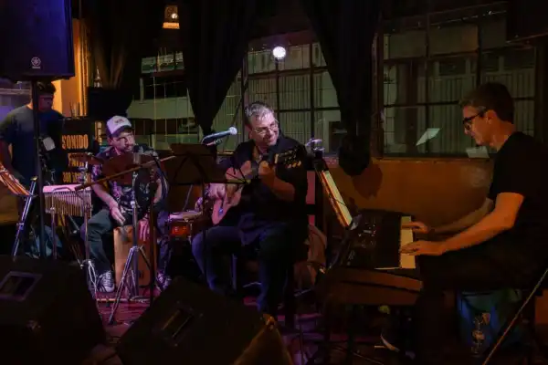 El jujeño Pucho González canta a beneficio del bar Juntarnos