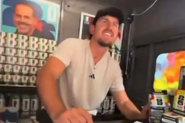 De figura de Inglaterra a vendedor de figuritas: la insólita aparición de Harry Maguire en el Mundial 2026