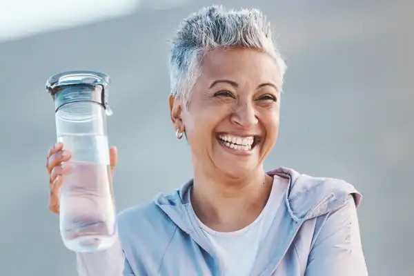 Qué deberías hacer antes de las 9 de la mañana después de los 50 años, según los expertos