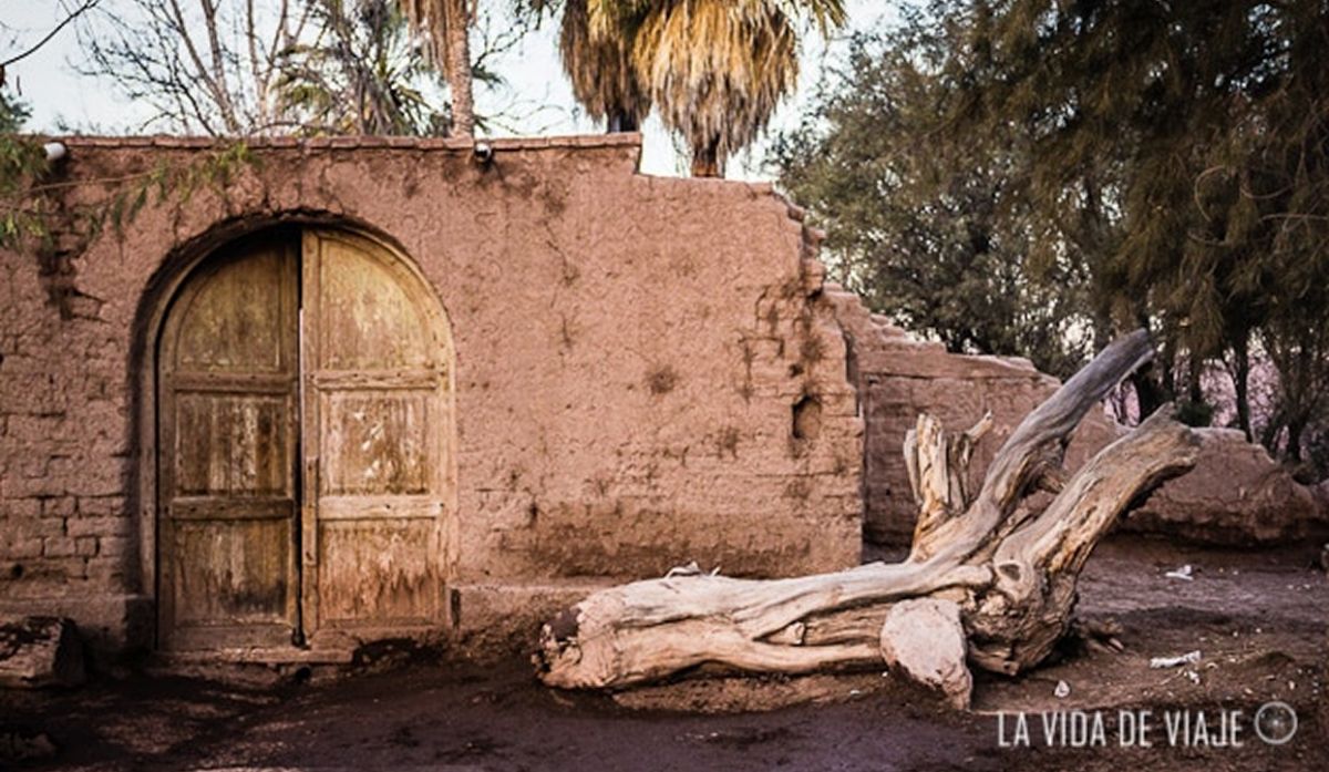 Casonas de adobe y puertas de doble hoja con arco de medio punto en Huaco.
