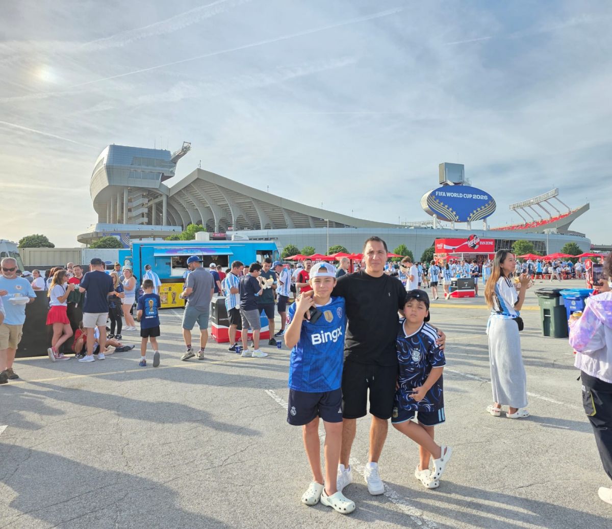EN FAMILIA. Luis Hrabric viajó a la Copa del Mundo junto a sus hijos Martiniano y Feliciano.