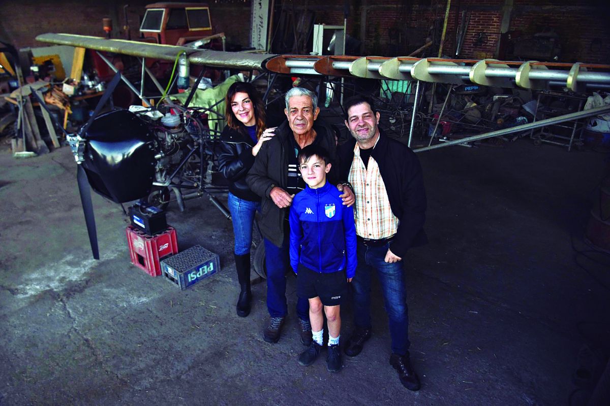HISTORIA COMPARTIDA. El inventor junto a sus hijos y su nieto, con el proyecto que une mecánica y vuelo.
