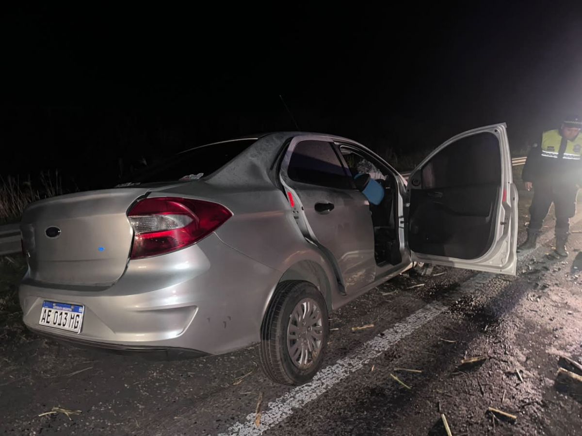 Tragedia en Leales: chocó un auto contra una rastra cañera y murieron cuatro personas