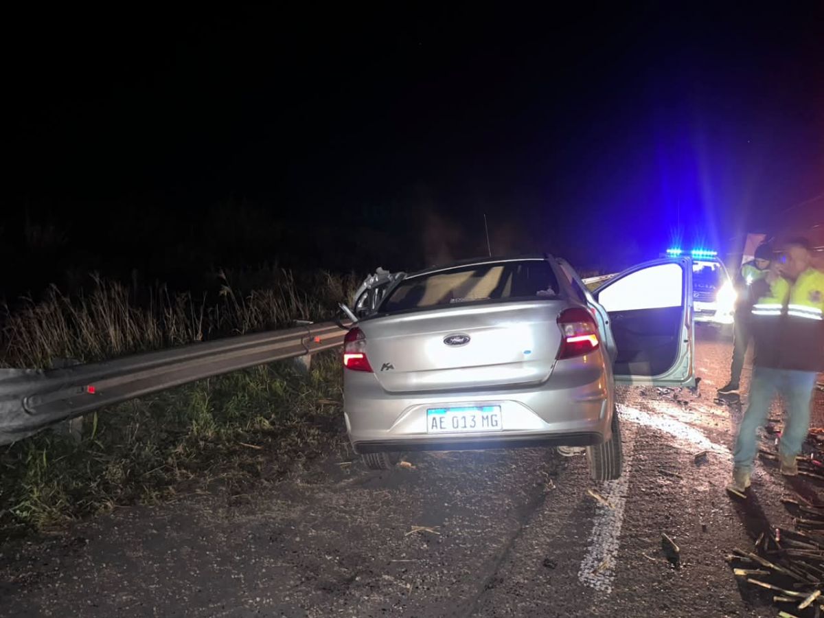 Tragedia en Leales: chocó un auto contra una rastra cañera y murieron cuatro personas