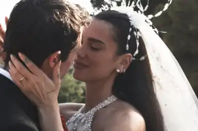 Así fue el impactante vestido de novia de Dua Lipa: 480.000 cuentas, 25.000 plumas y una boda de lujo en Sicilia
