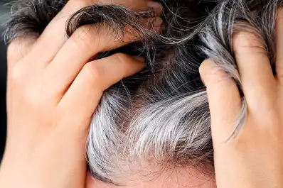Ni el estrés ni la edad: la inesperada razón por la que aparecen las canas, según científicos japoneses