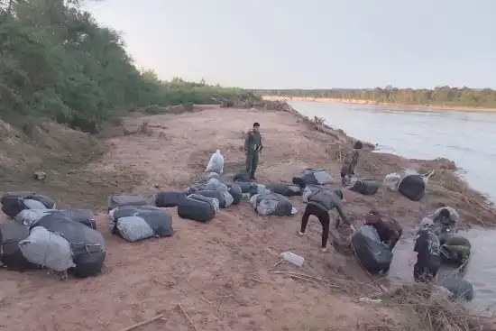 550x367_salta-gendarmeria-secuestro-10-kilos-marihuana-casi-tonelada-hojas-coca-mas-1100-paquetes-cigarrillos-contrabando-1142120-153623.webp