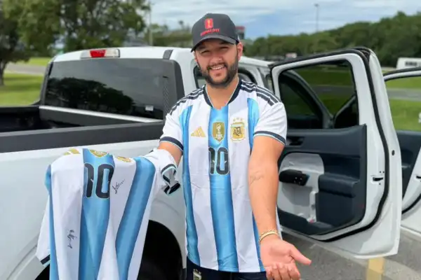 Un colombiano convirtió la firma de Messi en un tatuaje para toda la vida