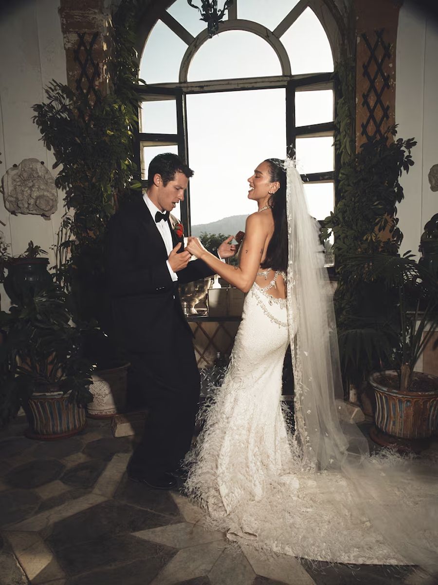 Así fue el impactante vestido de novia de Dua Lipa: 480.000 cuentas, 25.000 plumas y una boda de lujo en Sicilia