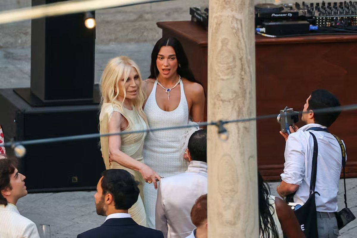 Así fue el impactante vestido de novia de Dua Lipa: 480.000 cuentas, 25.000 plumas y una boda de lujo en Sicilia