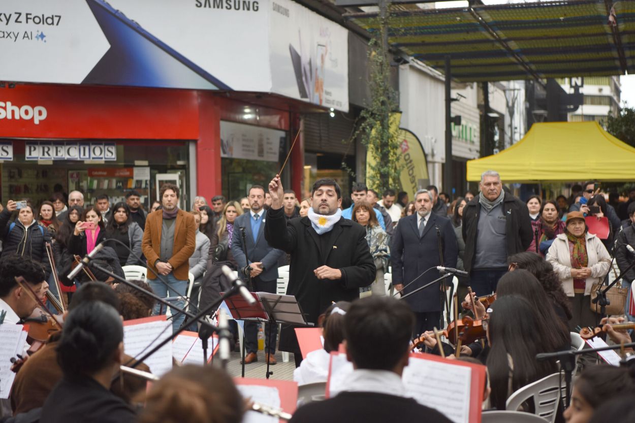GUÍA. Juan Pablo Vázquez dirigiendo la orquesta Alejandro Heredia.