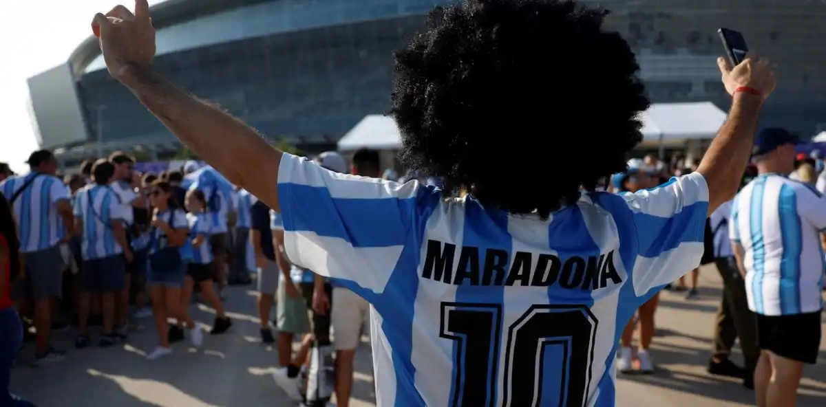 La 10 y Maradona en la espalda del hincha argentino  EFE