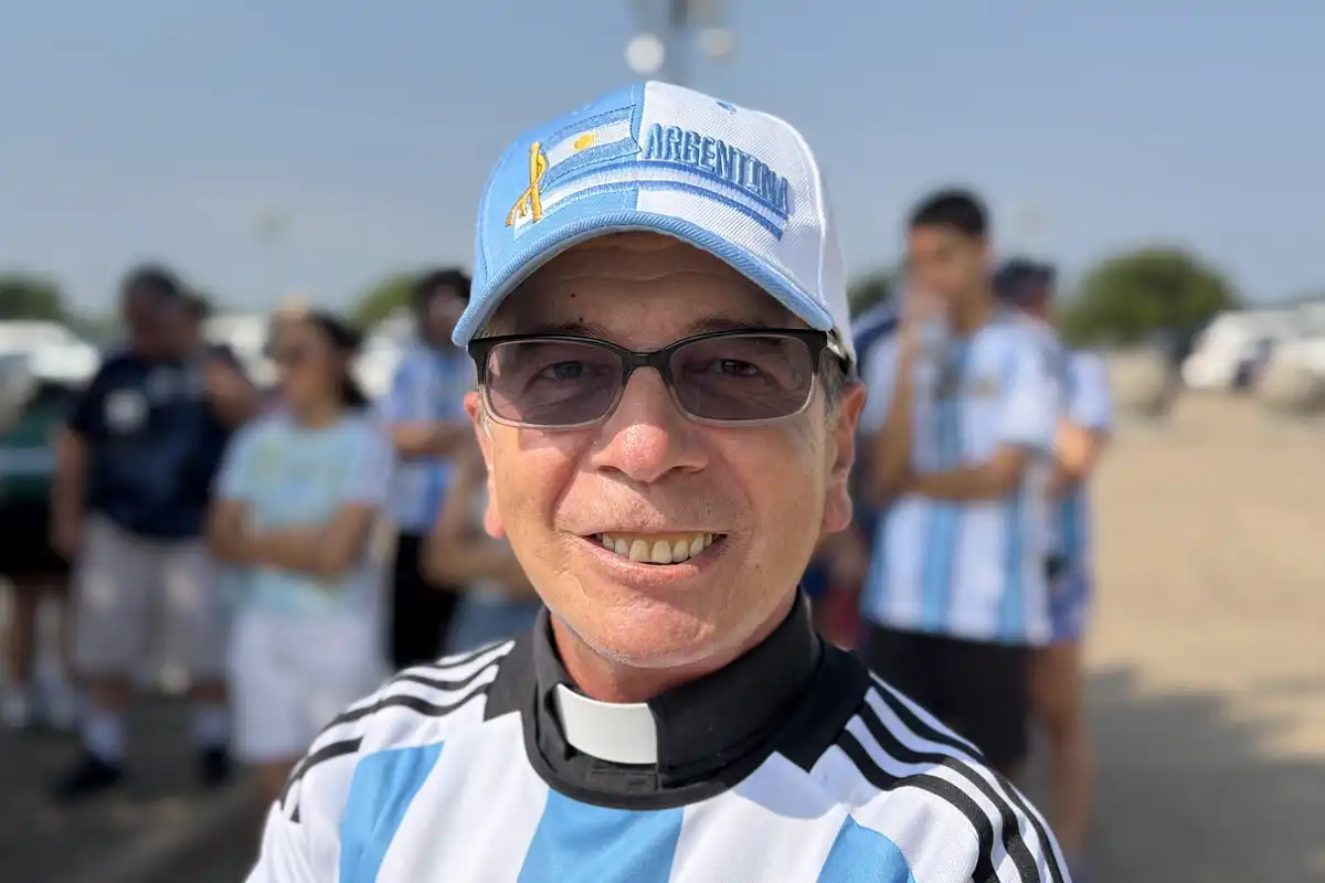 Es sacerdote, vive en Texas y viajó 12 horas en colectivo para alentar a la Selección en Dallas