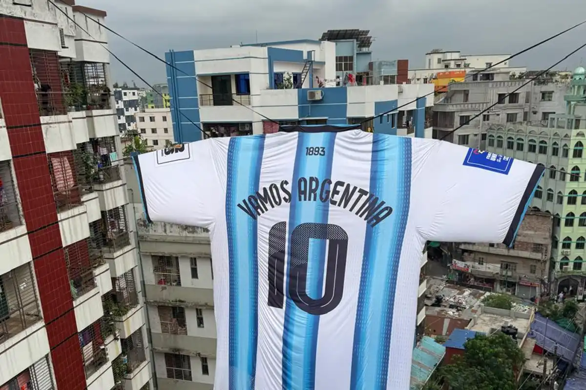Mundial 2026: en Bangladesh construyeron una camiseta gigante de Argentina, la colgaron entre dos edificios y se volvió viral