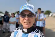 Es sacerdote y viajó 12 horas en colectivo para alentar a la Selección en Dallas