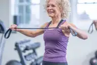 Ni gimnasio ni pesas: la rutina con bandas elásticas ideal para combatir el dolor de espalda y la mala postura