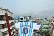 Mundial 2026: en Bangladesh construyeron una camiseta gigante de Argentina, la colgaron entre dos edificios y se volvió viral