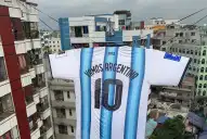 Mundial 2026: en Bangladesh construyeron una camiseta gigante de Argentina, la colgaron entre dos edificios y se volvió viral