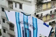 Mundial 2026: en Bangladesh construyeron una camiseta gigante de Argentina, la colgaron entre dos edificios y se volvió viral