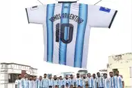 Mundial 2026: en Bangladesh construyeron una camiseta gigante de Argentina, la colgaron entre dos edificios y se volvió viral
