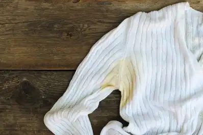 Adiós al jabón y al bicarbonato: el ingrediente secreto que elimina las manchas amarillas de la ropa blanca