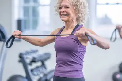 Ni gimnasio ni pesas: la rutina con bandas elásticas ideal para combatir el dolor de espalda y la mala postura