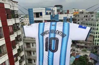 Mundial 2026: en Bangladesh construyeron una camiseta gigante de Argentina, la colgaron entre dos edificios y se volvió viral