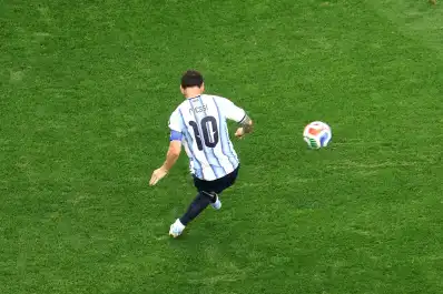 Messi fue el refugio de Argentina, marcó un doblete frente a Austria y se convirtió en el mayor goleador de los Mundiales