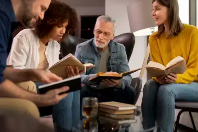 Los colores que suelen usar las personas más inteligentes, según expertos