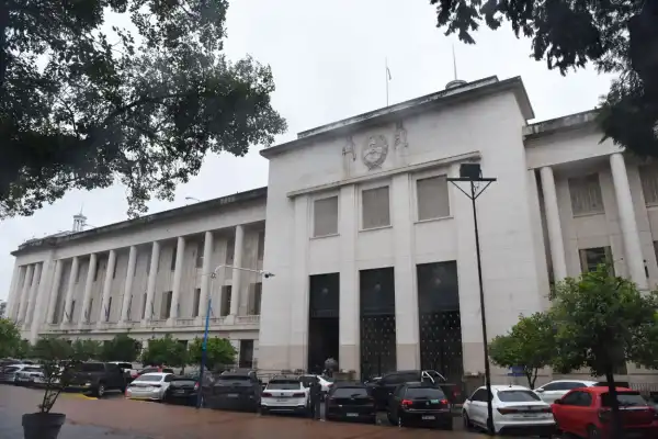 En una escalada del conflicto interno, el camarista Moisá demandó a la Corte y a la provincia