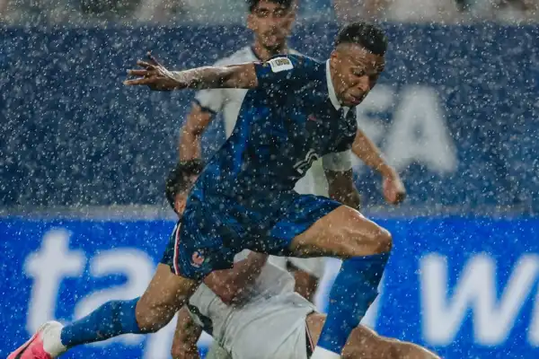 Con rayos, un parate de dos horas y otro show de Mbappé, Francia goleó a Irak