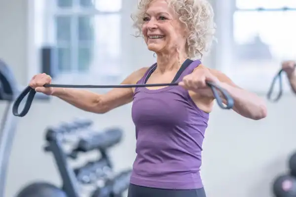 Ni gimnasio ni pesas: la rutina con bandas elásticas ideal para combatir el dolor de espalda y la mala postura