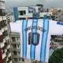 Mundial 2026: en Bangladesh construyeron una camiseta gigante de Argentina, la colgaron entre dos edificios y se volvió viral