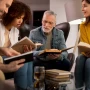 Los colores que suelen usar las personas más inteligentes, según expertos