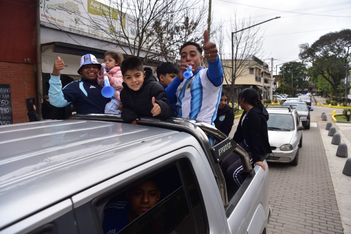CARAVANA. Decenas de autos y motos salieron a festejar el triunfo.