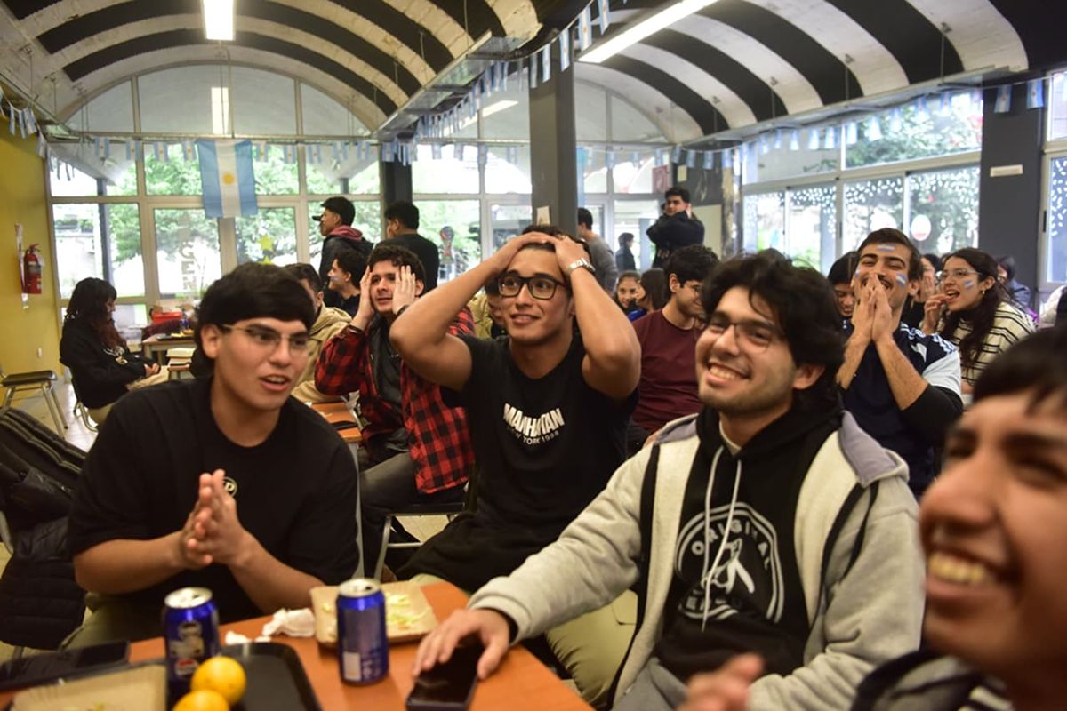 DE ARQUITECTURA. Facundo García, junto a Mijael, Héctor y León, siguió el partido después de una preentrega de taller. / LA GACETA, OSVALDO RIPOLL