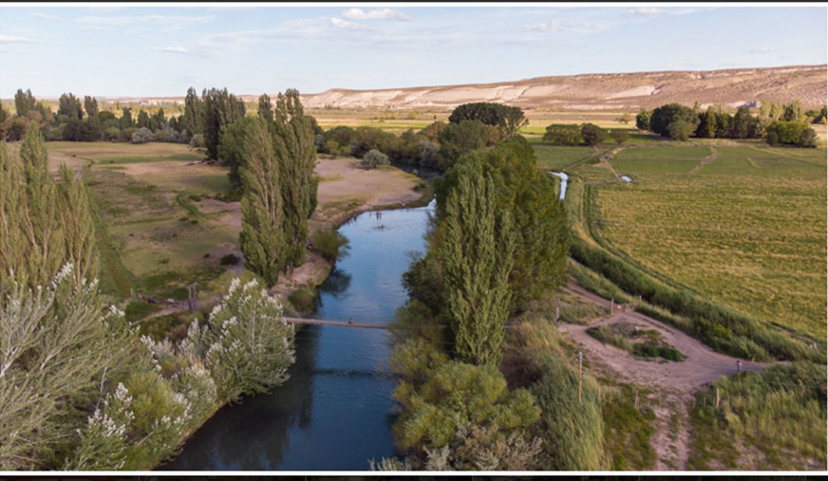 En Dolavon, los canales de riego marcan el ritmo de la localidad. 