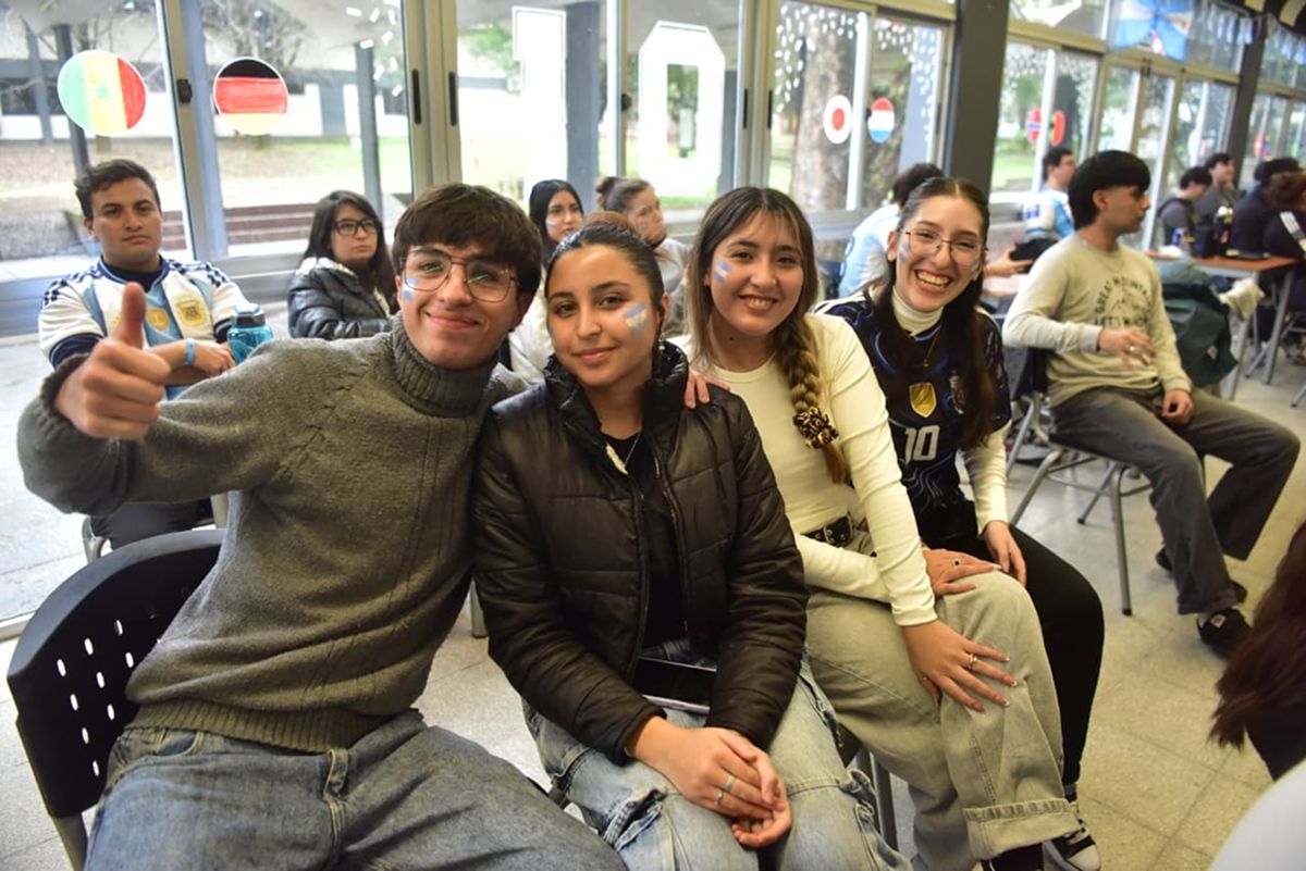 EL GRUPITO. Agustina Valor y sus compañeros de Arquitectura hicieron una pausa entre entregas y talleres para seguir el partido de Argentina en el comedor de la Quinta Agronómica. / LA GACETA, OSVALDO RIPOLL