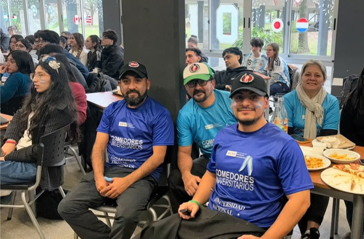 EN EL HIDRATATION BREAK. Facundo García junto a trabajadores del comedor de la Quinta Agronómica, uno de los puntos de encuentro que reunió a estudiantes, docentes y no docentes durante el partido de la Selección. / LA GACETA, OSVALDO RIPOLL