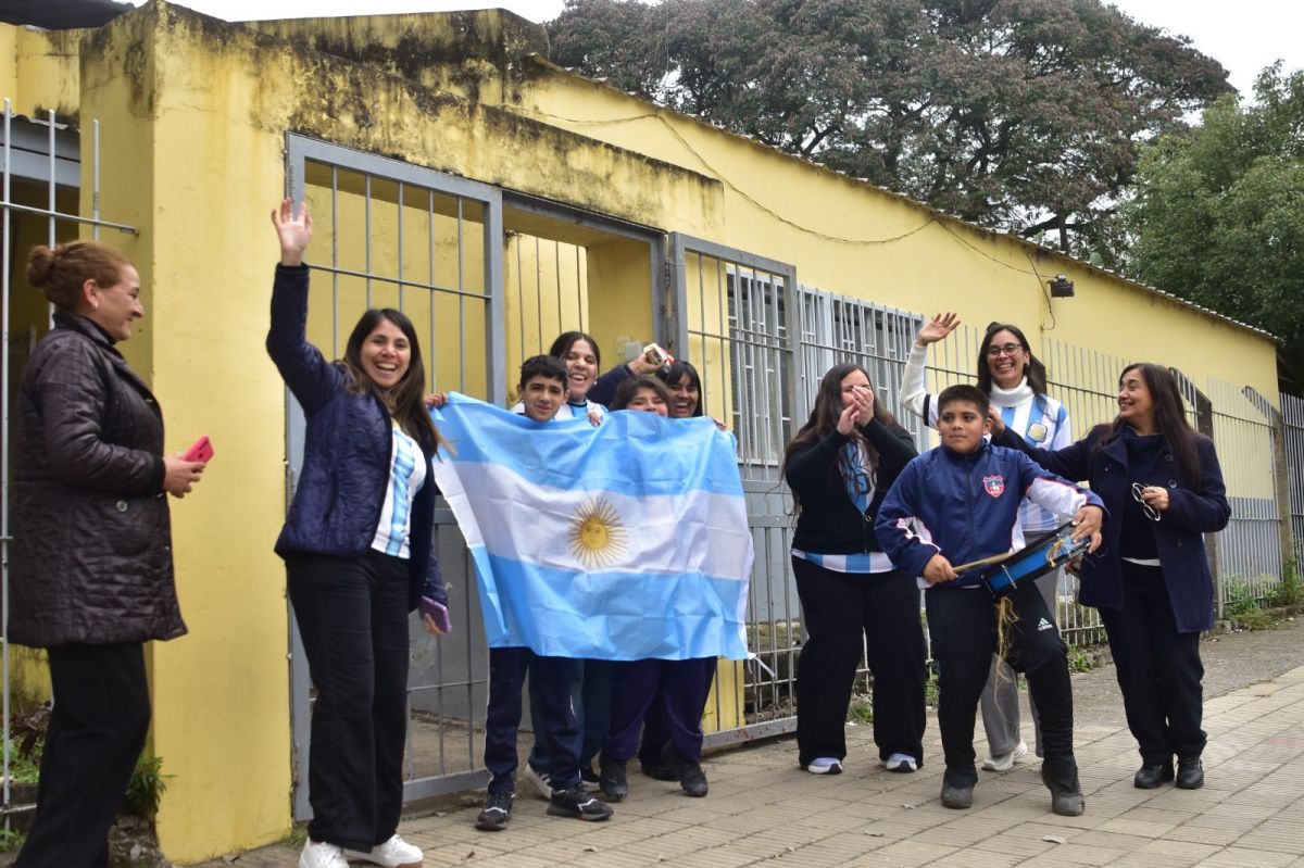 EN LAS CALLES. Los taficeños coparon las veredas de la ciudad.